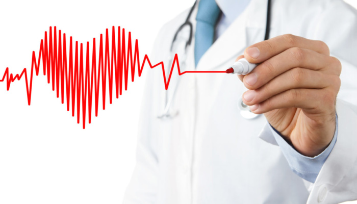 male-doctor-drawing-heart-beat-1320x707-1-700x400.jpg